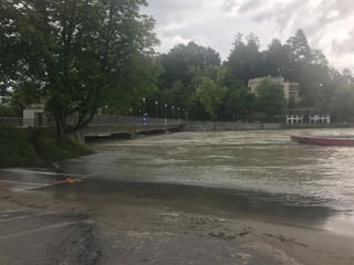 La Aara va sur la riva ora.