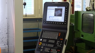La rolla da cola sin il monitur da la maschina da CNC.