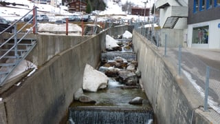 Il rempar a la staziun a val da las pendicularas.