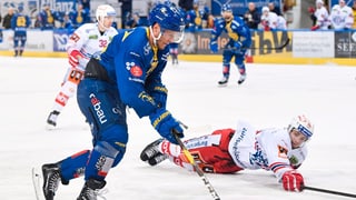 Il giugader da hockey Enzo Corvi en acziun.