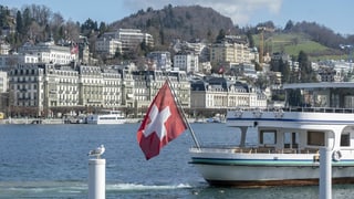 Lai dals Quatter Chantuns a Lucerna cun bartga e davostiers ils hotels National e Montana.