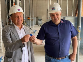 Gerhard Wendl (san., fundatur dals Jufa hotels) ed Enrico Uffer (manader da fatschenta Uffer SA) tar la surdada da l'emprima clav d'ina chombra.