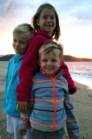 Ils trais uffants Ria, Deia e Clau da Mario ed Amanda Cavelti a Corsica.
