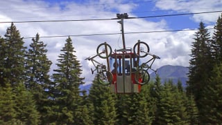 la cabina da Brambrüesch, chargiada cun dus velos da downhill.