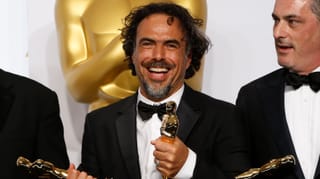 Il reschissur Alejandro Gonzalez Innaritu tegna enta maun ses Oscars.