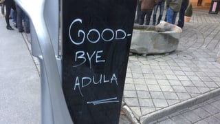 Purtret d'ina tavla cun scrit si «Goodbye Adula».