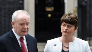 Purtret da McGuinness e Foster. 