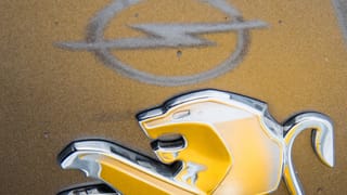 Ils logos da Opel e Peugeot en ina fotomontascha.
