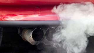 Ins vesa il sbuf d'in auto cotschen cun svapurs.