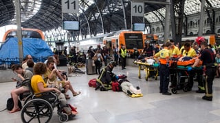 Persunas salvadas e medis en la staziun da Barcelona.