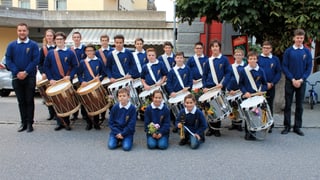 ina gronda gruppa da giuvens tamburs