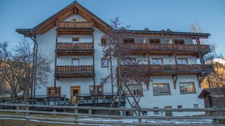 La fatschada cun ils balcuns dal Hotel Ucliva.