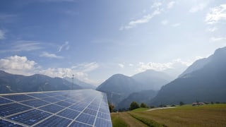 Panels da solar che produceschan energia schubra.