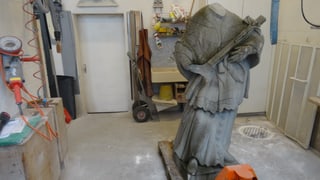 Las restanzas da la statua dal Sontg Nepomuk da Domat en il lavuratori da Benno Willi.