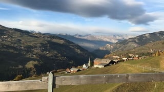 Il vitg da Camuns cun vista encunter Glion.