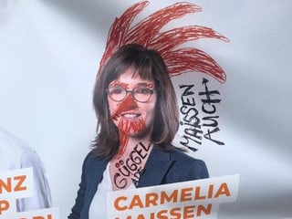 La candidata Carmelia Maissen cun malegia si ina cresta tgiet. La candidata Carmelia Maissen cun malegia si ina cresta tgiet.