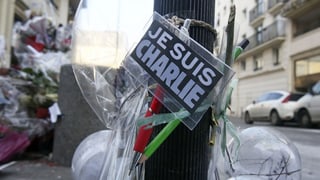 fluras e motto da solidaritad "je suis charlie"