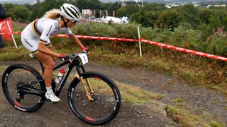 Dunna che va cun mountainbike.