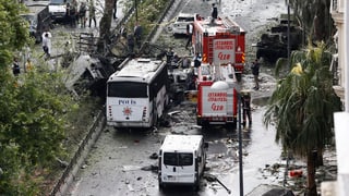 lieu da la detunaziun d'ina bumba ad Istanbul, in bus da la polizia demolì, autos da pumpiers