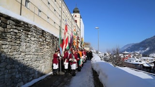 L’uniun da students Desertina avant la claustra da Mustér. L’uniun da students Desertina avant la claustra da Mustér.