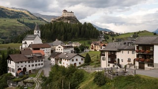 Vista sin il chastè da Tarasp en l’Engiadina Bassa.