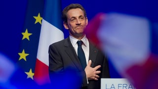 Sarkozy tranter ina bandiera da l'UE ed ina da la Frantscha. 