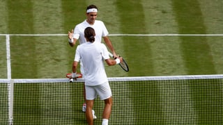 Purtret da Federer e l'Ucranais che dattan il maun suenter la partida. 