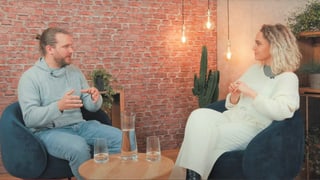 Simon Brechbühler en discurs cun l'influencera Jana Highholder en il studio da URBN.K a Turitg. Simon Brechbühler en discurs cun l'influencera Jana Highholder en il studio da URBN.K a Turitg.