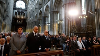 Il minister da l'intern  Bernard Cazeneuve (amez) ha prendì cumià da Jacques Hamel en la cathedrala da Rouen ensemen cun millis persunas