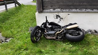 Purtret da la moto davant la paraid-chasa. 