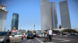 Er a Tel Aviv è il traffic stà airi per duas minutas - diversas persunas han bandunà lur auto per star airi