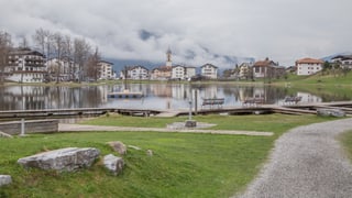 Il lai grond da Laax, davos tir il vitg cu la baselgia.