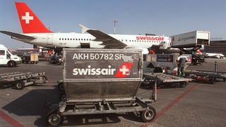 Aviun da la Swissair a la plazza aviatica.