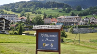 Purtret da la tabla a l'entschatta dal vitg da Seewis cun scrit si: «Willkommen in Seewis».