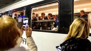 Duas dunnas fan ina fota da la nova cussegliera federala Viola Amherd.