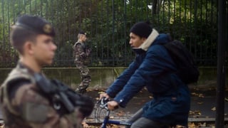 Anc adina patruglieschan schuldads cun buis per las vias da Paris.