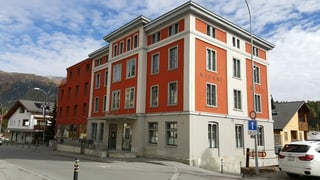 Hotel oransch cun tschiel blau .
