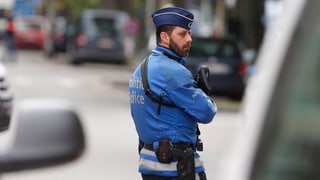 In polizist beltg cun arma