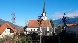 baselgia da Zezras, davant il «Königshof»