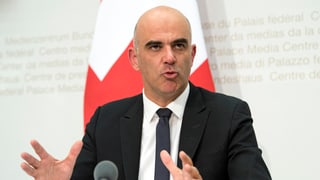 Purtret dad Alain Berset durant la conferenza da medias. 
