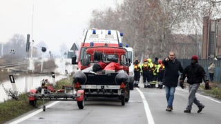 Purtret d'in auto da salvament cun si barca. 
