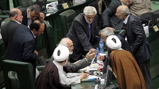 Commembers dal parlament iranais vi da discutar in cun l’auter.  