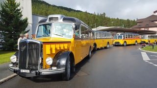 Ils autos da posta nostalgics mainan la glieud a Diavolezza.