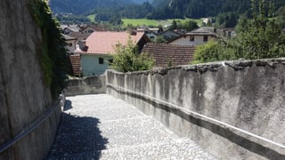 Ina sulada cuvra ussa l'access a pe tar la baselgia.