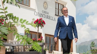 Reto Mathis davant la Chesa Chantarella