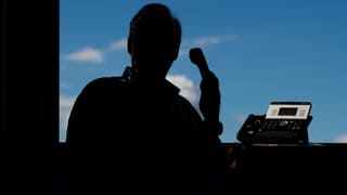 Persuna cun telefon en il stgir.
