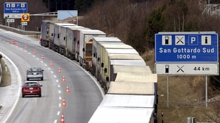 Purtret d'ina colonna da camiuns al Gotthard. 