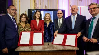 Purtret dals set ministers che han suttascrit il contract. 