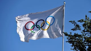 la bandiera olimpica sgulatscha en il vent