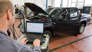 in auto en garascha, a sanestra è in mecanist che controllescha la software da l'auto